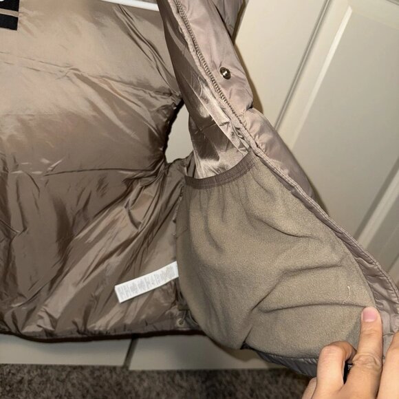 ALO YOGA GOLD RUSH PUFFER VEST Light Cocoa - Picture 5 of 6